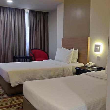 Harbour View Hotel Кучинг Екстериор снимка