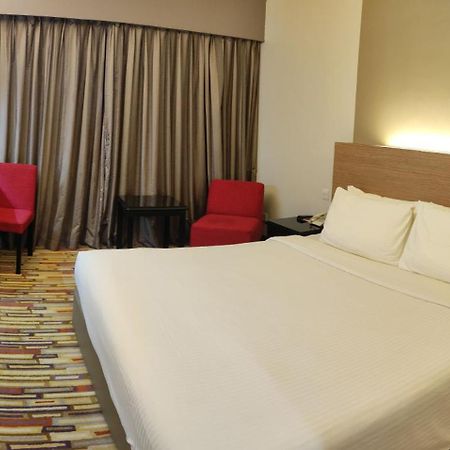 Harbour View Hotel Кучинг Екстериор снимка