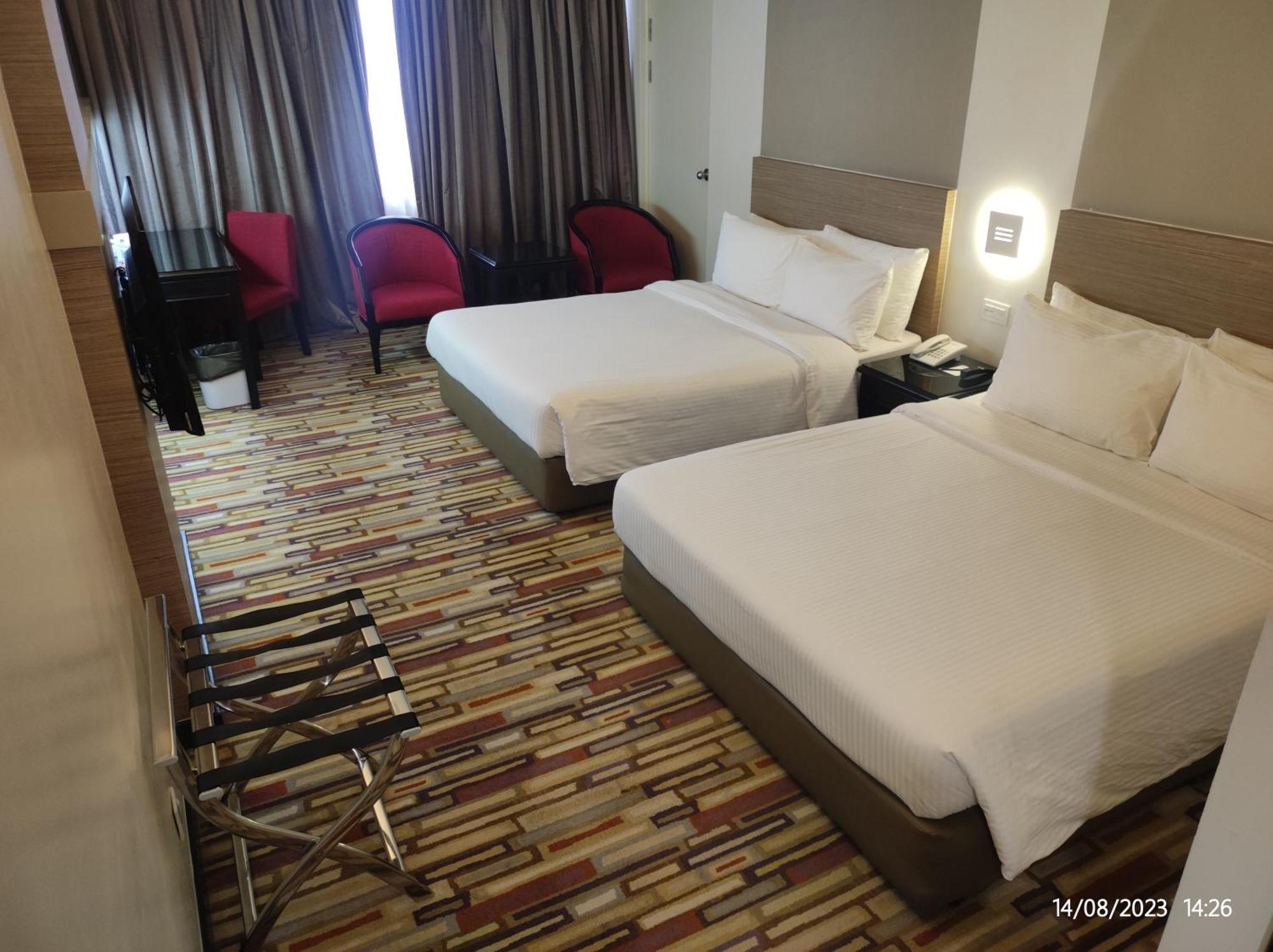 Harbour View Hotel Кучинг Екстериор снимка