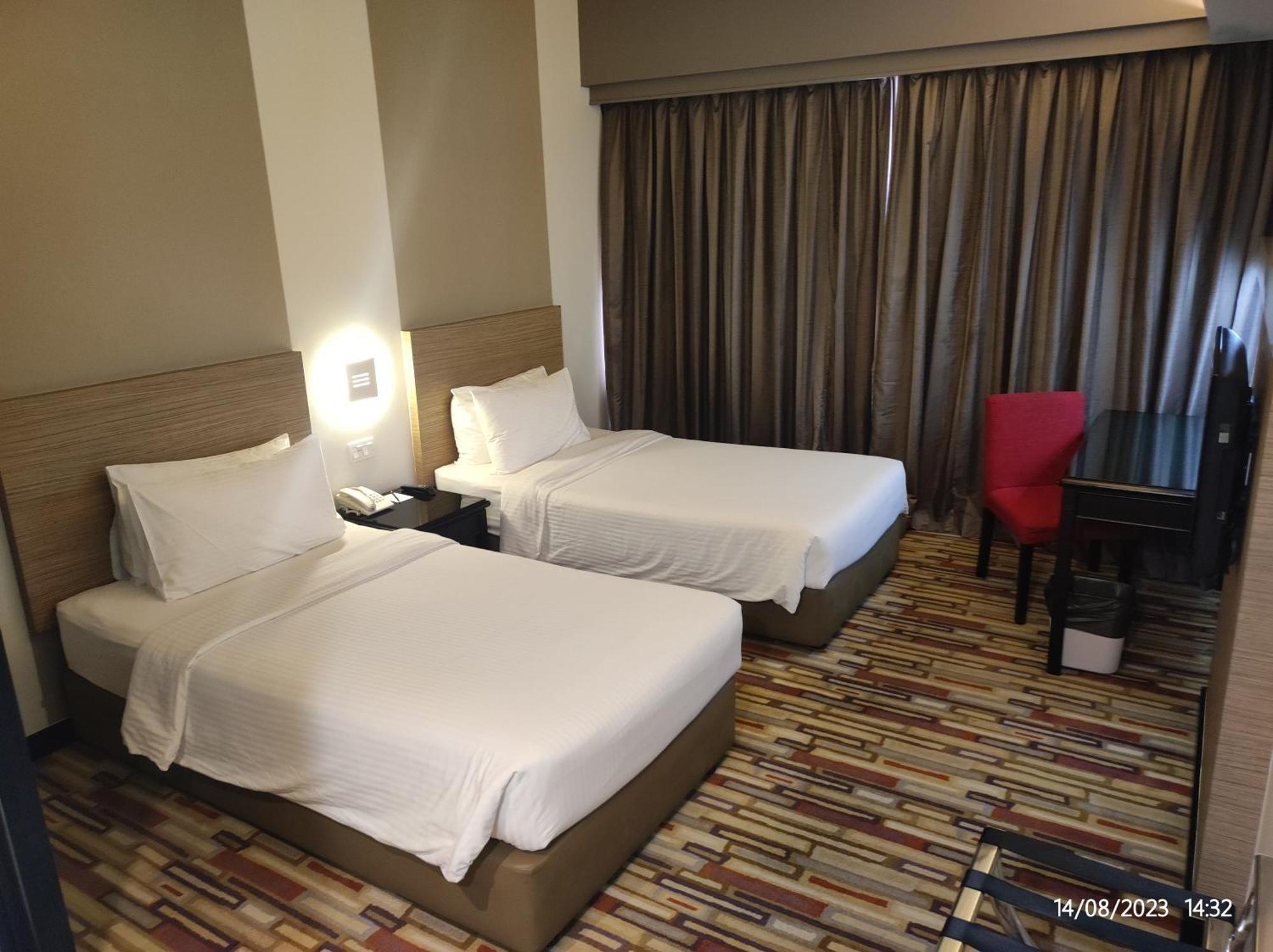Harbour View Hotel Кучинг Екстериор снимка