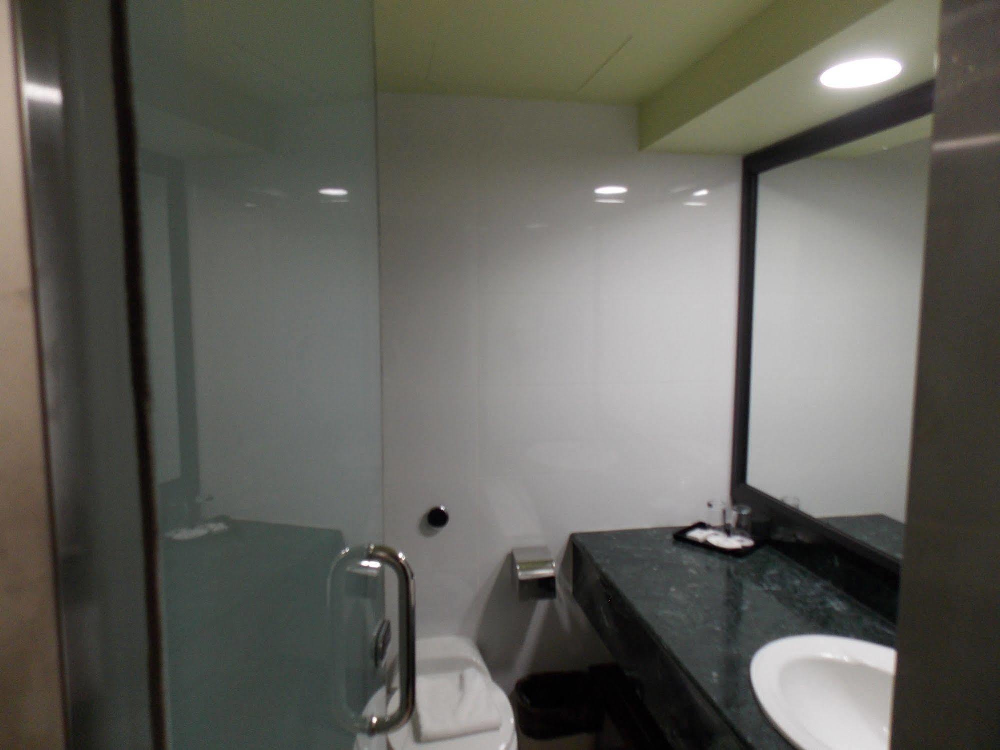 Harbour View Hotel Кучинг Екстериор снимка